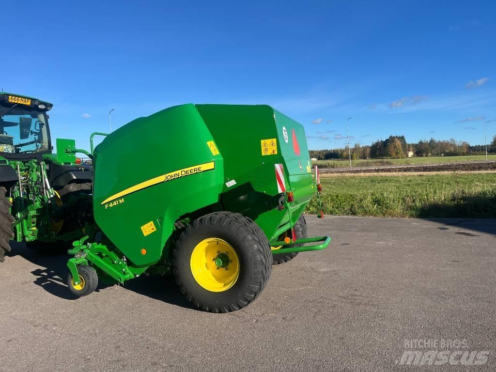 John Deere F441M Round balers
