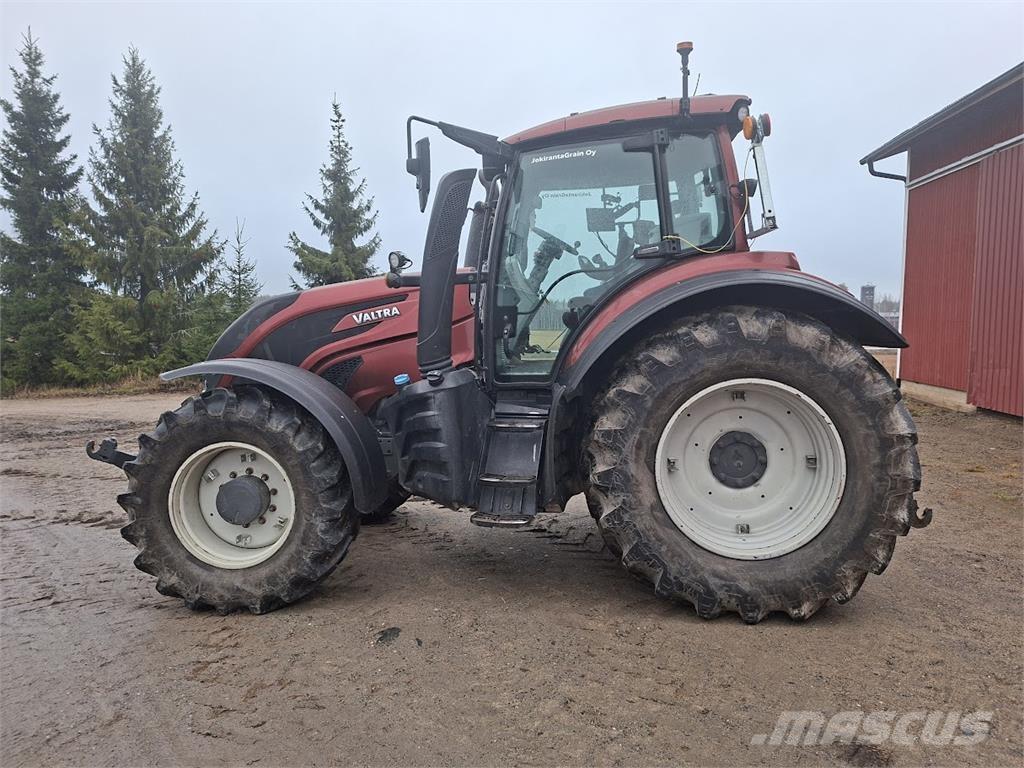 Valtra T154 Versu Tractors