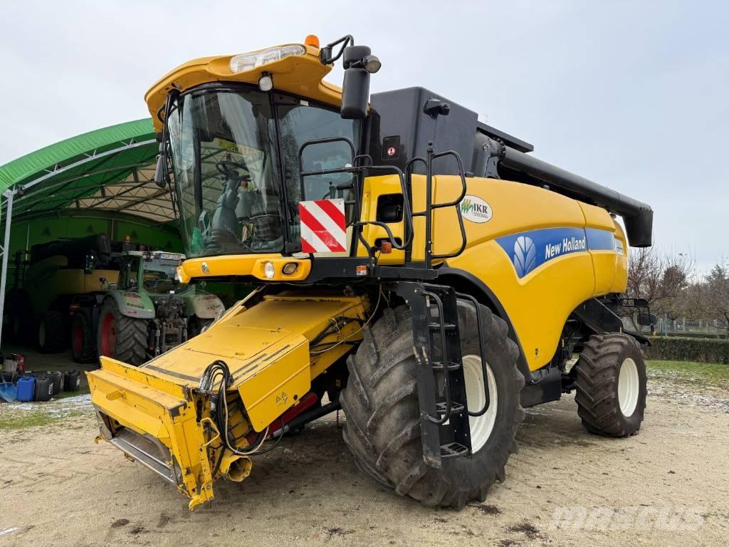 New Holland CX 8070 Combine harvesters