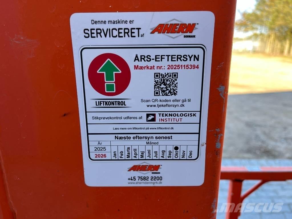 JLG 1230 ES Vertical mast lifts