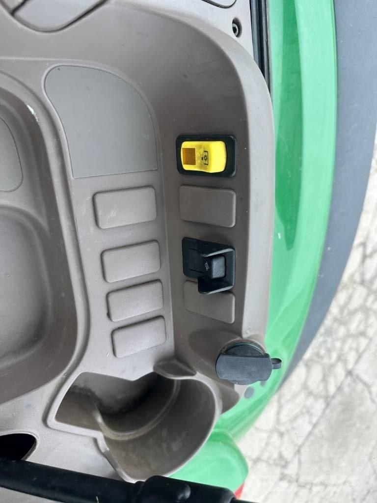 John Deere 5090 M Tractors