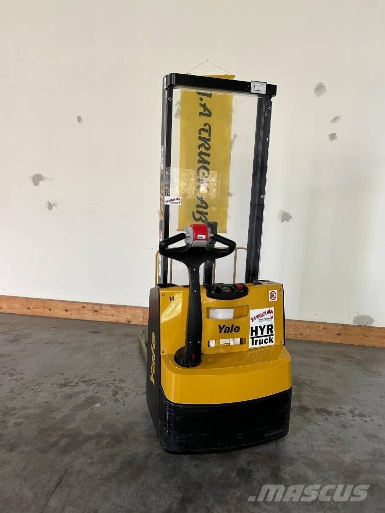 Yale MS 10 E Pedestrian stacker