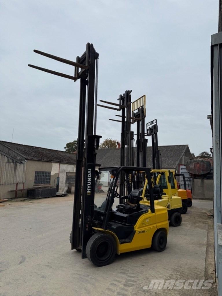 Doosan D 30 Diesel trucks