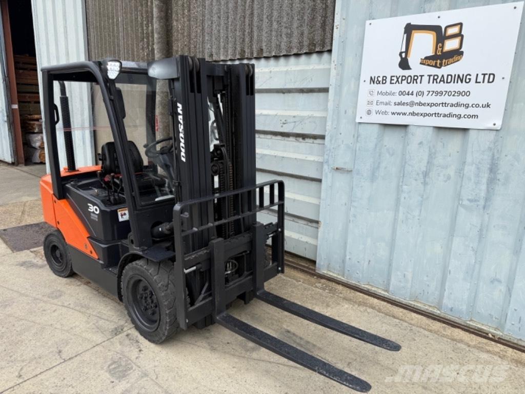 Doosan D 30 Diesel trucks