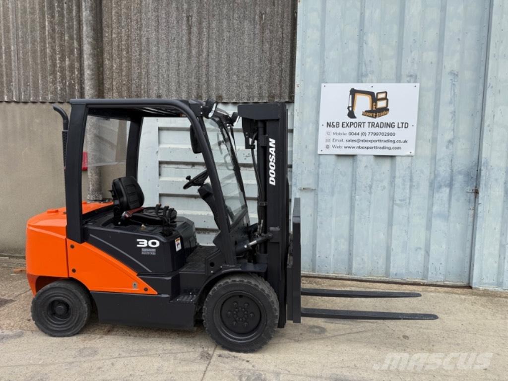 Doosan D 30 Diesel trucks