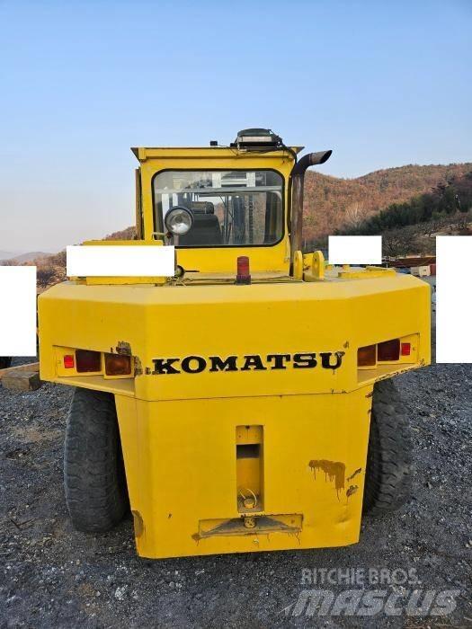 Komatsu FD 150 Reach trucks