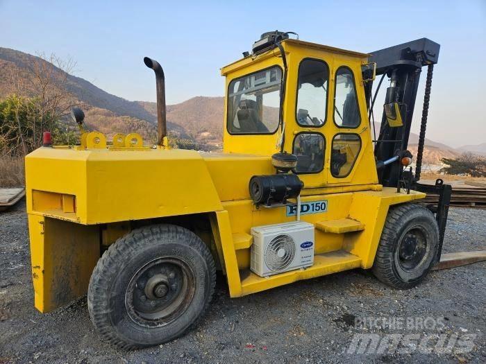 Komatsu FD 150 Reach trucks