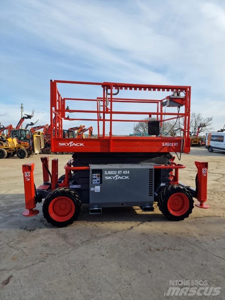 SkyJack SJ 6832 RT Scissor lifts