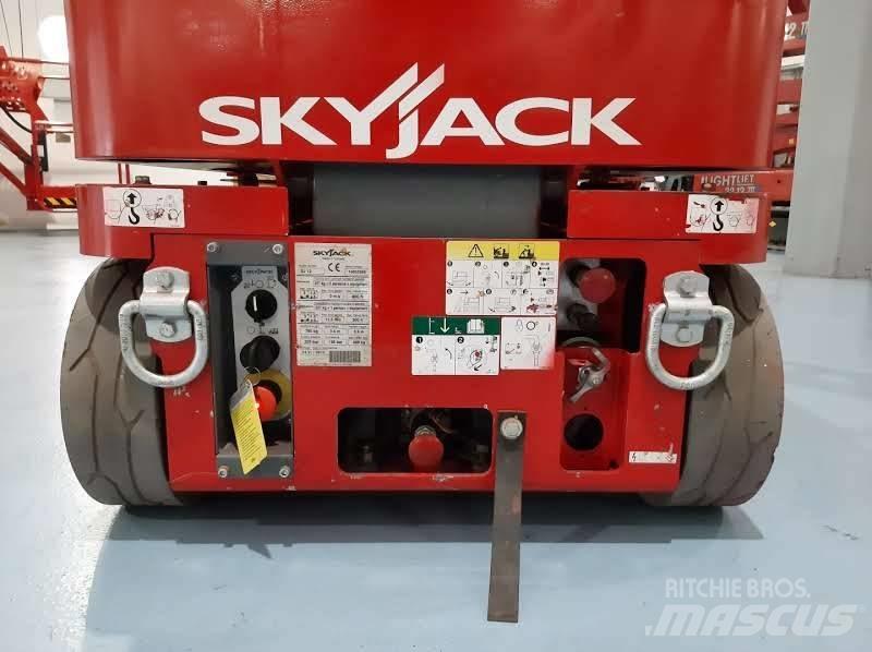 SkyJack SJ 12 Vertical mast lifts
