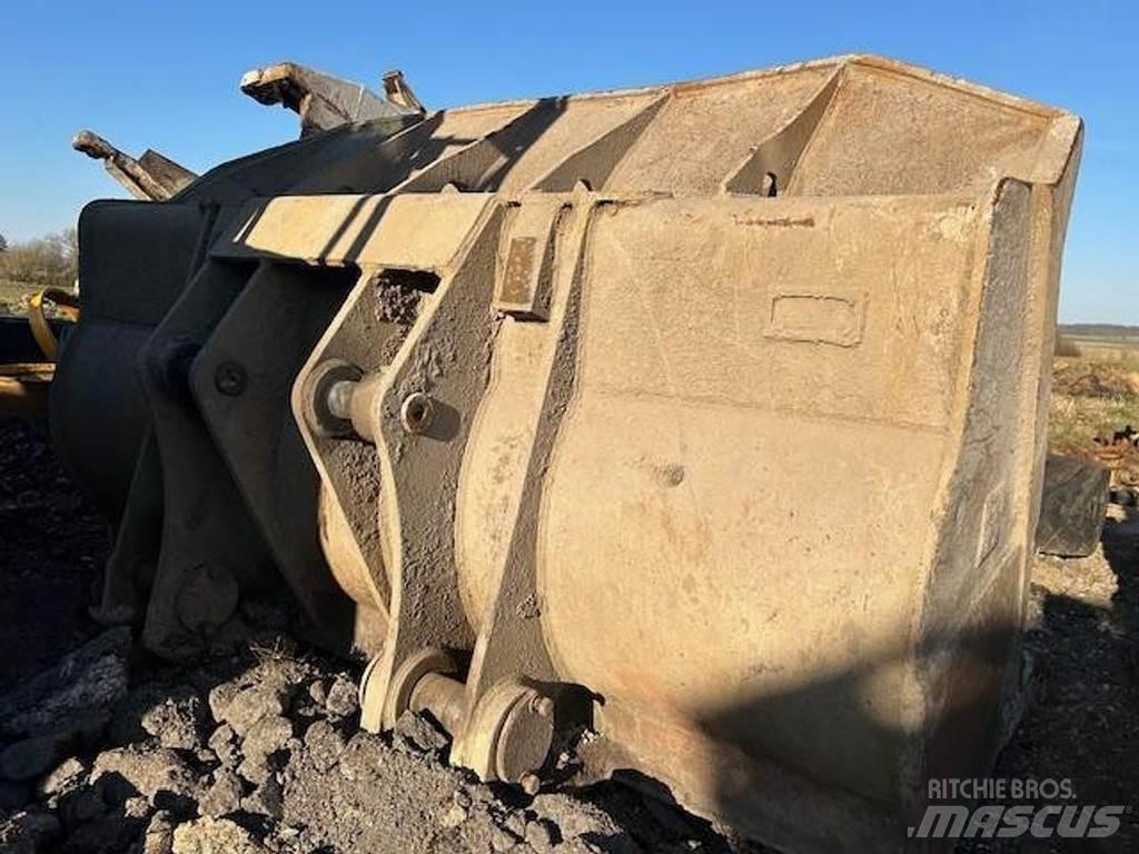 CAT 973D - Buckets