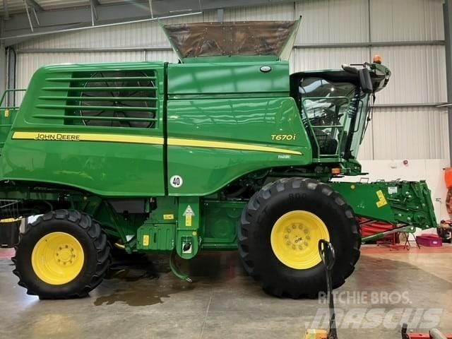 John Deere T670i Combine harvesters