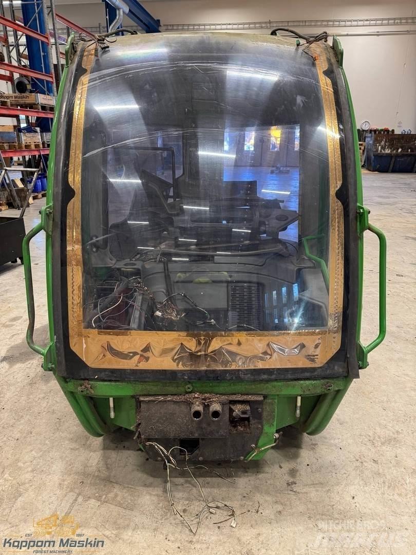 John Deere 1270E Cabins and interior