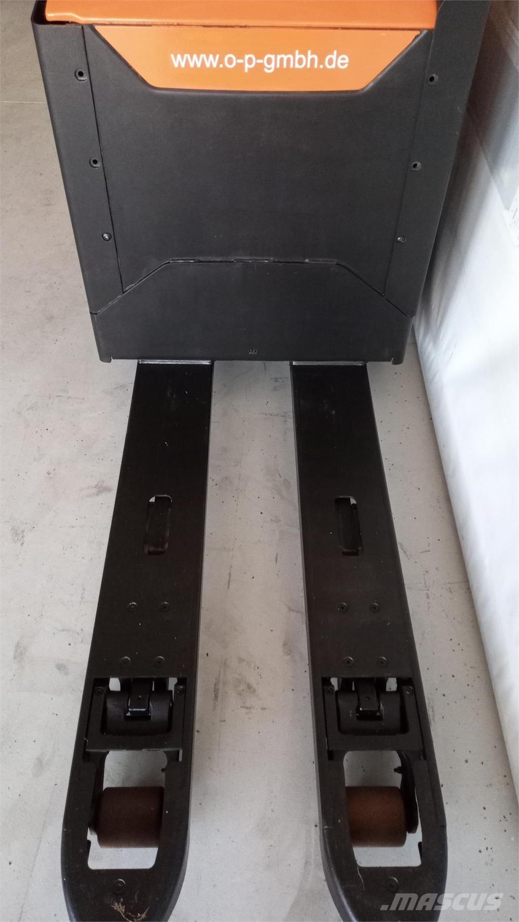 Toyota LPE 200 Pedestrian stacker