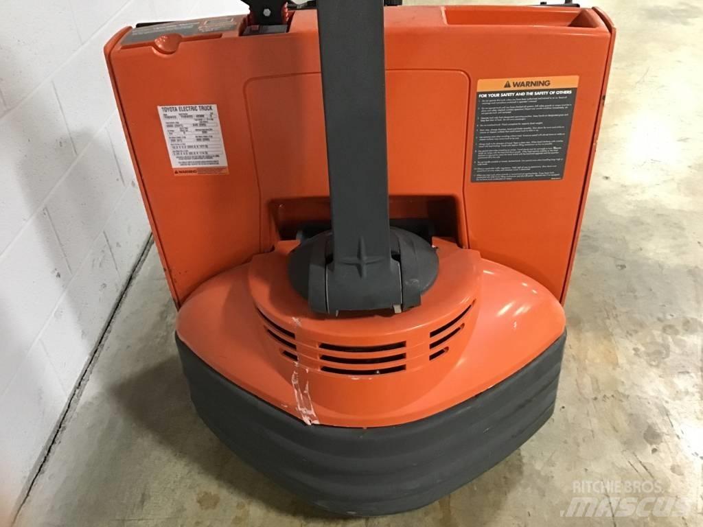 Toyota 7HBW23 Hand pallet truck