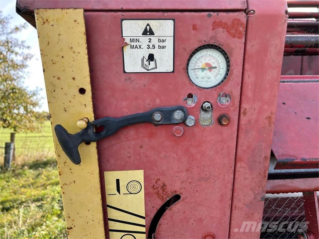 New Holland 865 Round balers