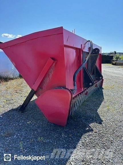 Globus 1600 Sand and salt spreaders