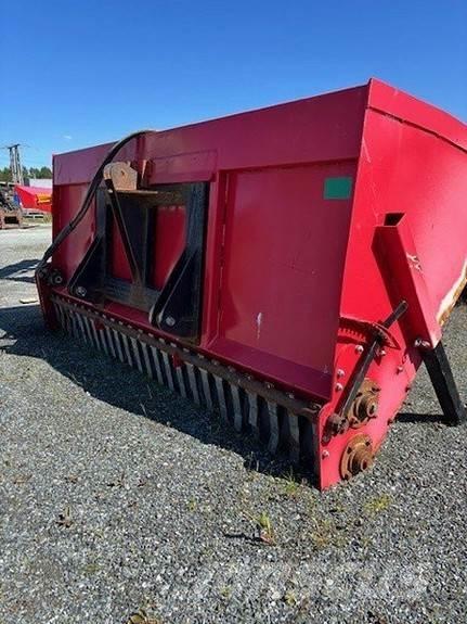 Globus 1600 Sand and salt spreaders