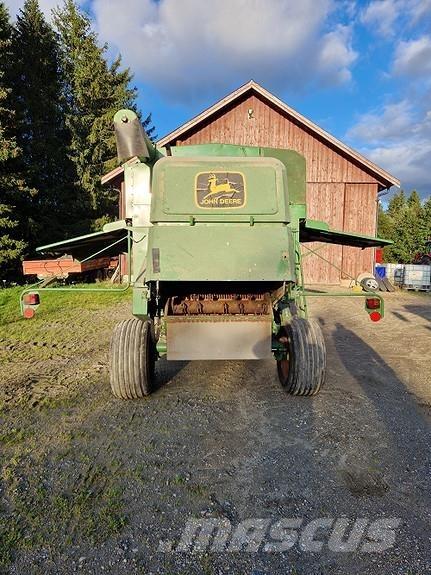 John Deere 1032 Combine harvesters