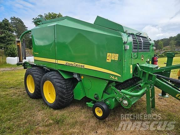 John Deere 744 Round balers