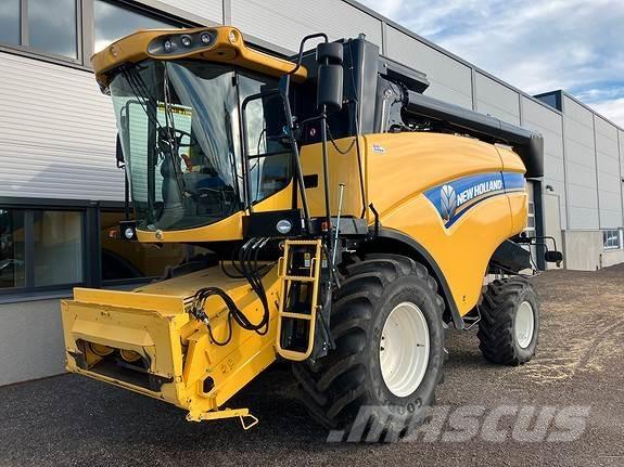 New Holland CX5080 Combine harvesters