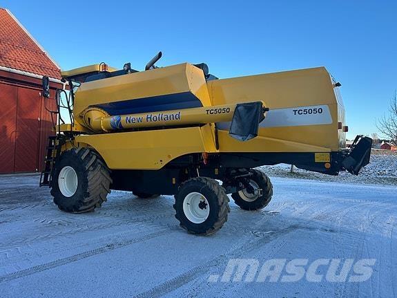 New Holland TC5050 Combine harvesters