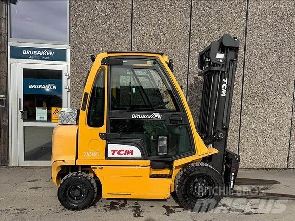 TCM FD25 Diesel trucks