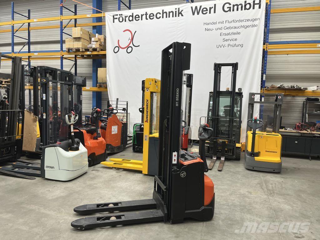 BT SWE 120 Pedestrian stacker