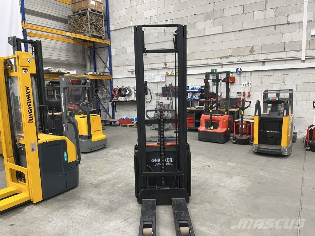 BT SWE 120 Pedestrian stacker