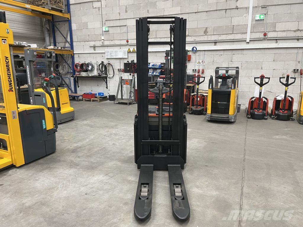 BT SWE 120 L Pedestrian stacker
