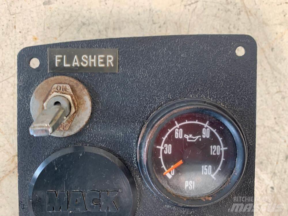 Mack RD680 Electronics
