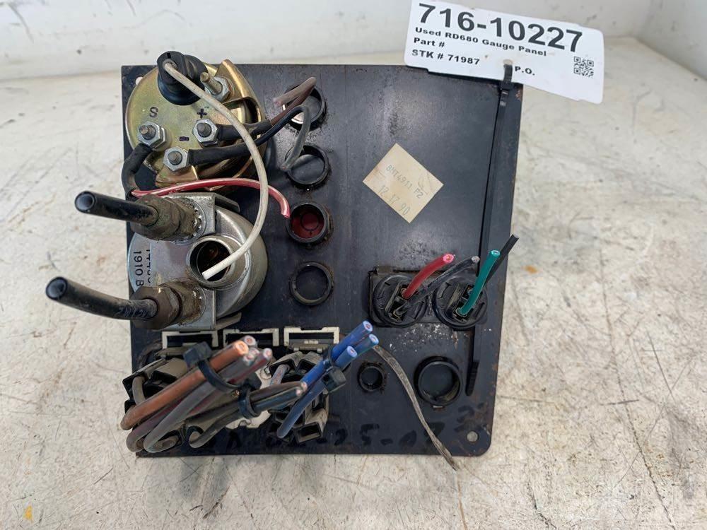 Mack RD680 Electronics