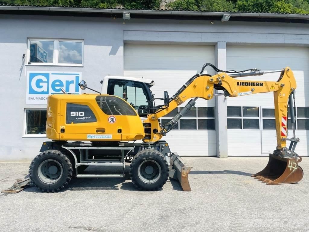 Liebherr A910 Compact Wheeled excavators