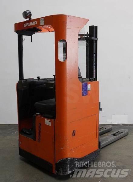 BT SRE135 Self propelled stackers