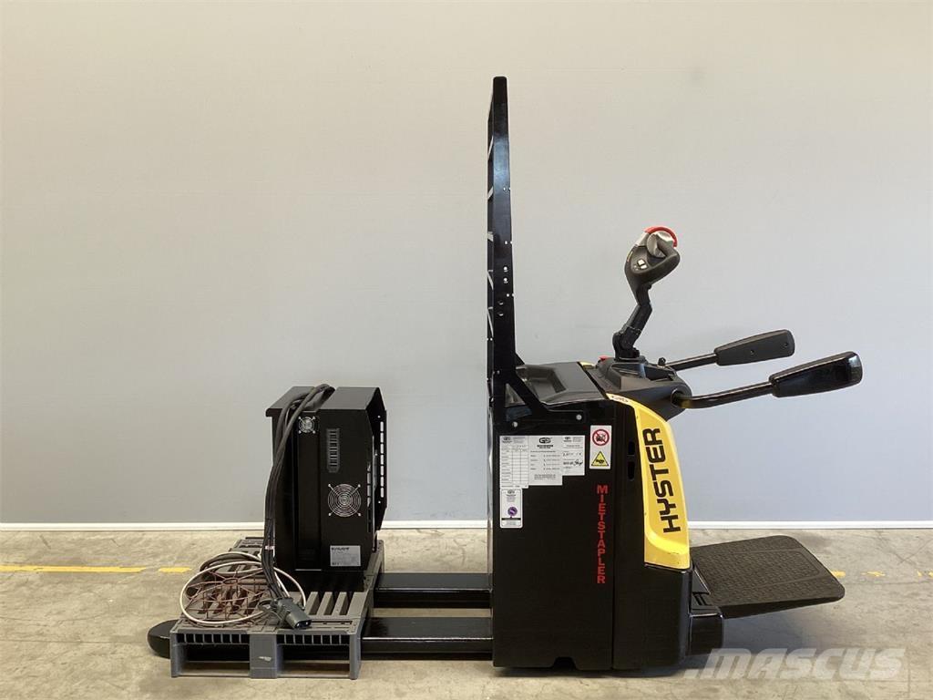 Hyster P2.0S Pedestrian stacker