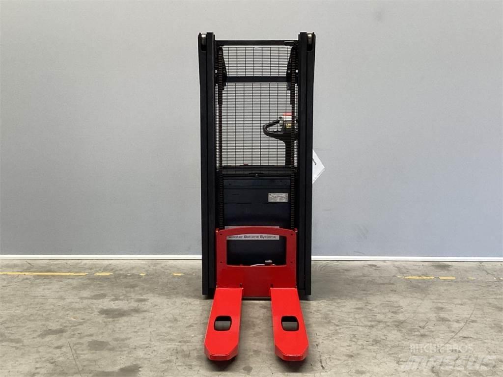 Hyster S1.0 Pedestrian stacker