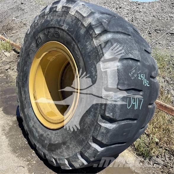 Toyo 35/65x33 Tyres, wheels and rims