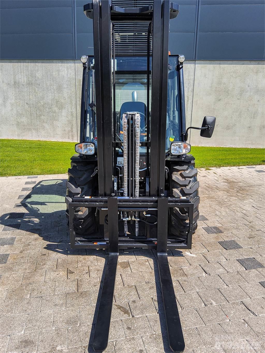Manitou MC 30-4 Rough terrain trucks