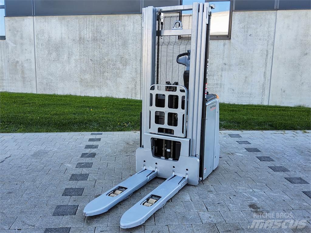 Still EXV SF16i Pedestrian stacker