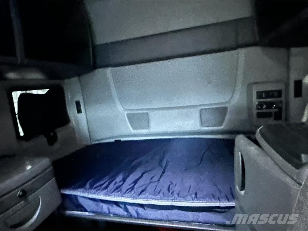 International LT625 Tractor Units