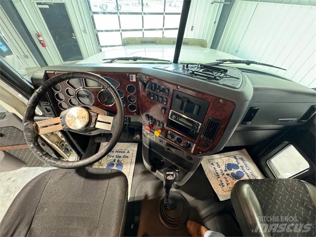 Mack CHU613 Tractor Units