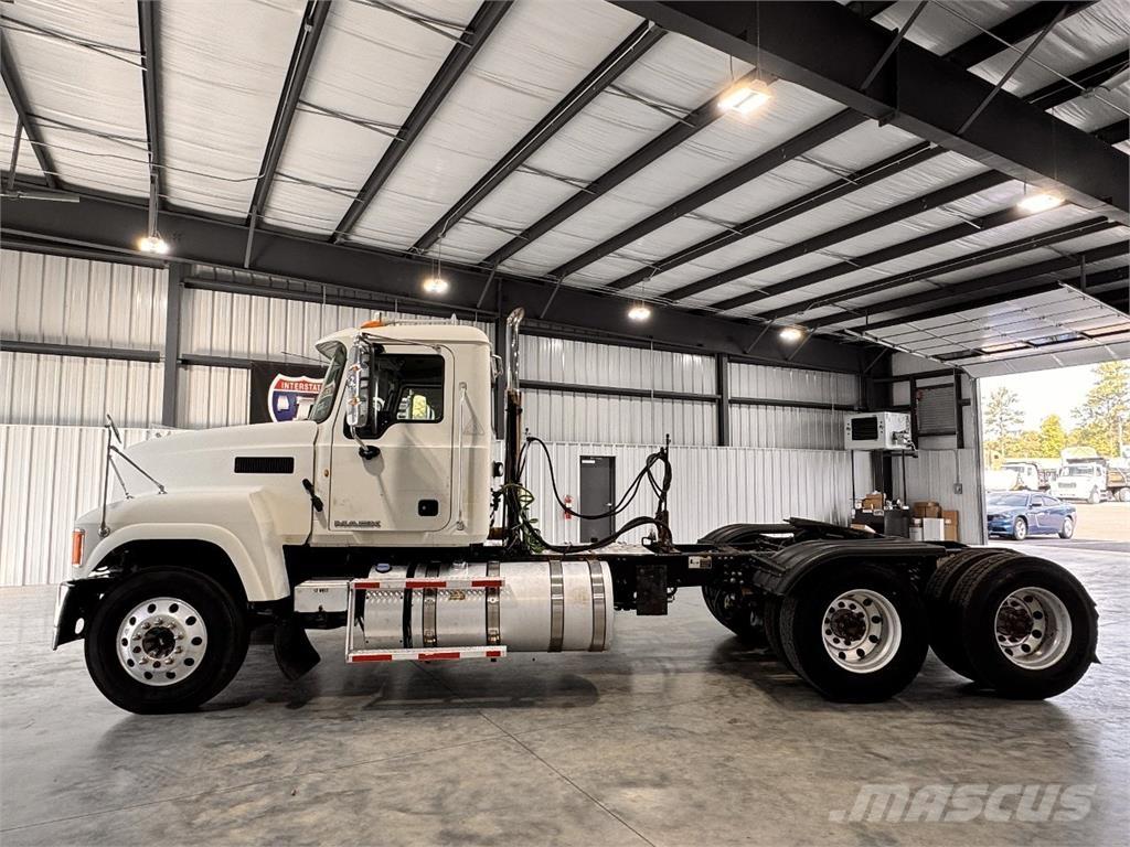 Mack CHU613 Tractor Units