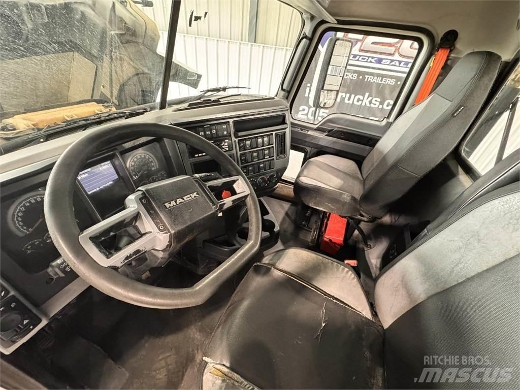 Mack Pinnacle Tractor Units