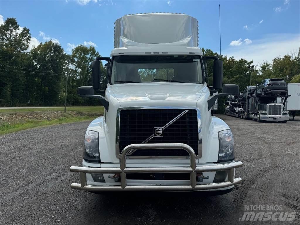 Volvo VNL42T300 Tractor Units