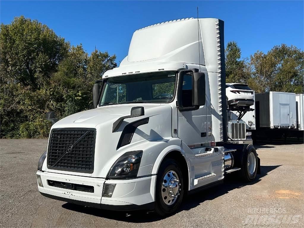 Volvo VNL42T300 Tractor Units
