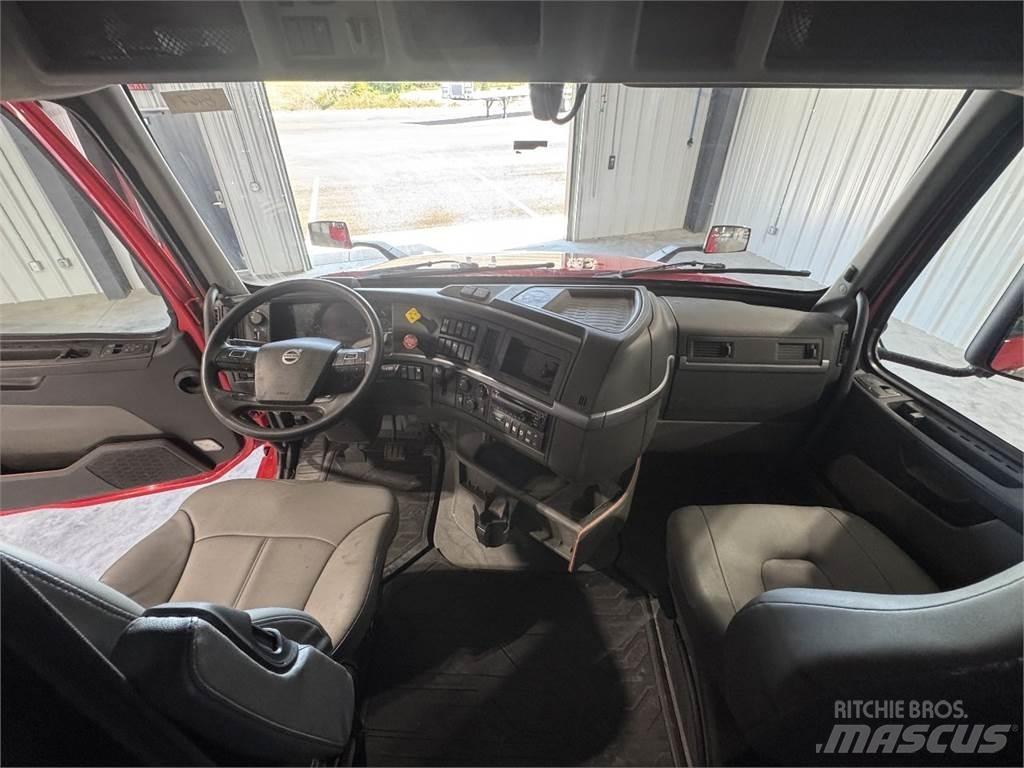 Volvo VNL64T740 Tractor Units