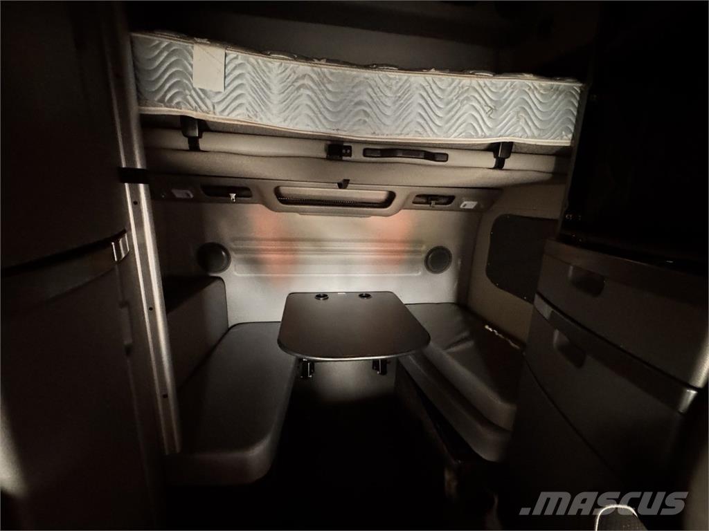 Volvo VNL860 Tractor Units