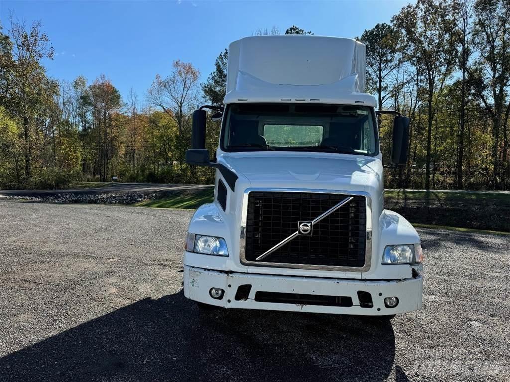 Volvo VNM64T200 Tractor Units