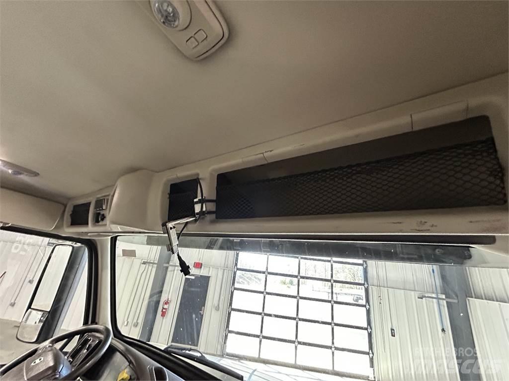 Volvo VNM64T200 Tractor Units