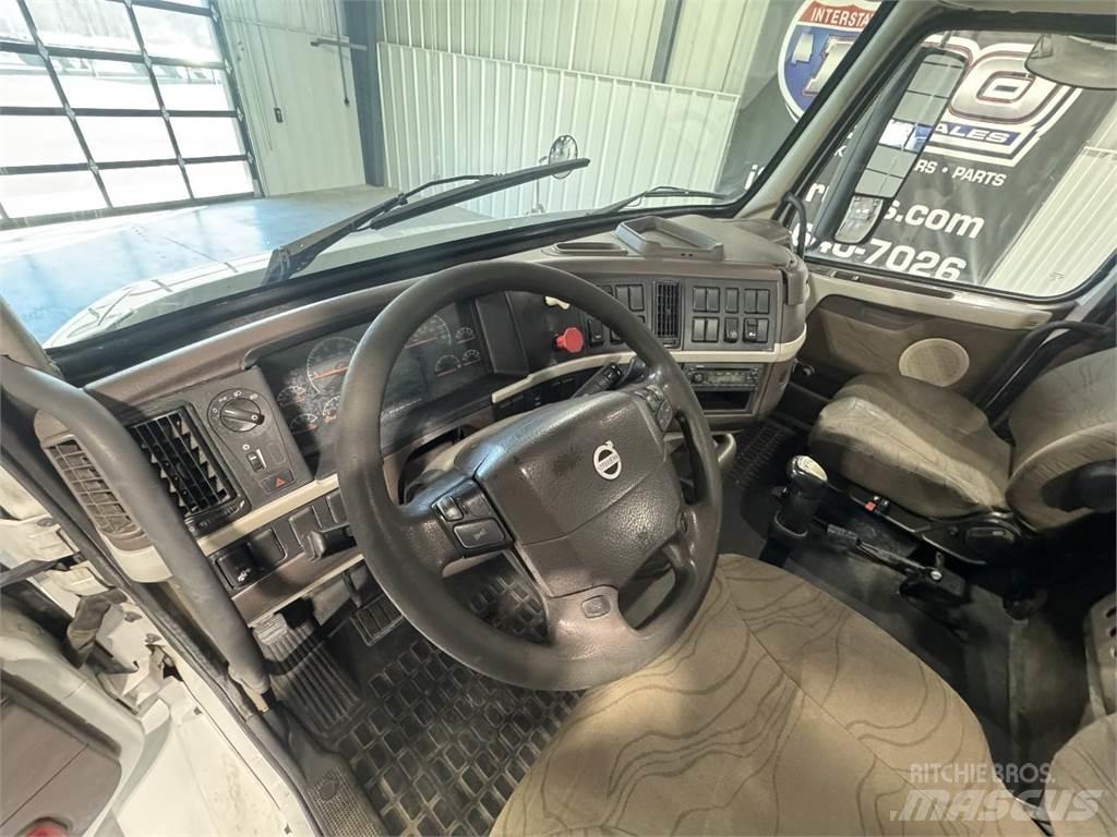 Volvo VNM64T200 Tractor Units
