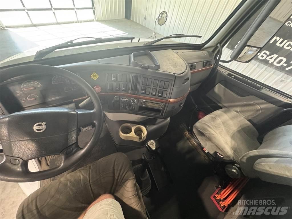 Volvo VNM64T200 Tractor Units